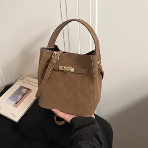 Elegante bruine suède emmertas met gouden sluiting en afneembare riem voor het voorjaar van 2026