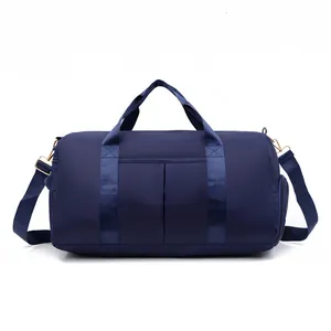 Détail du sac de sport bleu marine en nylon imperméable avec bandoulière réglable