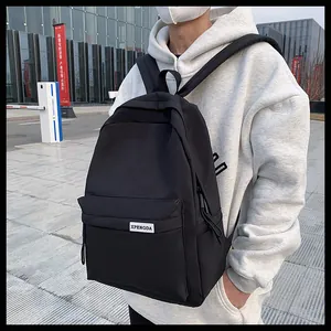 Dettaglio dello zaino in nylon nero che mostra il tessuto resistente e lo stile urbano