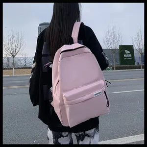 Vista posteriore di uno zaino in nylon rosa leggero con grande capacità per donna