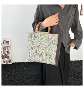 Detailansicht der Canvas-Einkaufstasche mit floralem Muster und Bambusgriffen im Vintage-Stil
