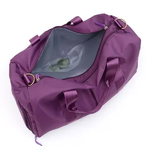Détail du sac de sport violet en tissu imperméable avec compartiment humide et sec