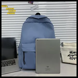 Dettaglio dello zaino in nylon blu con confronto dimensioni per laptop e scomparto iPad