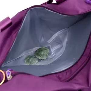 Détail de la doublure étanche en PVC du sac de sport violet pour séparation sec et humide