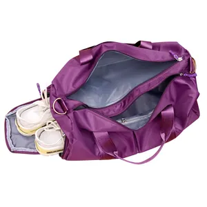 Détail du sac de sport violet montrant le compartiment latéral séparé pour chaussures