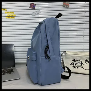 Vista laterale dello zaino in nylon blu con tessuto impermeabile e diverse tasche