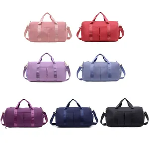 Vue à plat de sacs de sport en sept couleurs vives avec un tissu haute densité