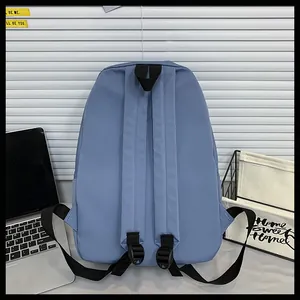 Dettaglio dello schienale dello zaino in nylon azzurro con spallacci imbottiti e manico superiore