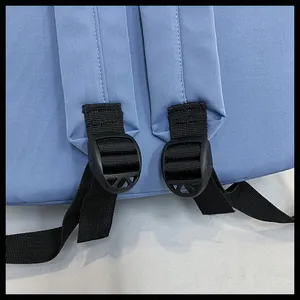 Dettaglio degli spallacci dello zaino in nylon con fibbie di regolazione in plastica nera