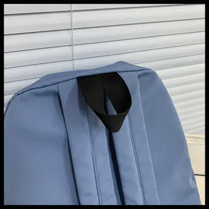 Dettaglio della trama in nylon e della maniglia rinforzata sullo zaino blu morandi