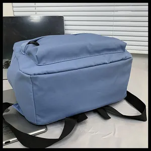 Dettaglio zaino in nylon blu con tasca anteriore con zip e spallacci larghi