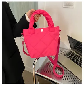 Gesteppte Beuteltasche mit Rautensteppmuster und weichem Griff in leuchtendem Rosa