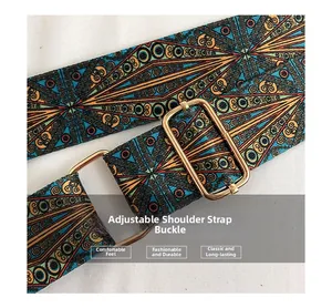 Détail de la bandoulière large réglable avec broderie bohème et boucle métallique dorée