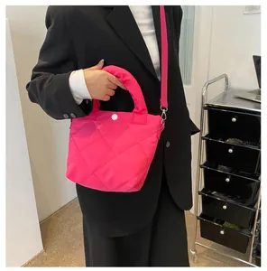 Detail einer pinkfarbenen gesteppten Beuteltasche mit dem einzigartigen Rautenmuster