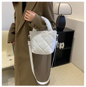 Detail des weißen Steppmusters der Beuteltasche mit weicher Lederstruktur