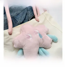Vista dettagliata di un grazioso portachiavi in peluche a stella su una borsa