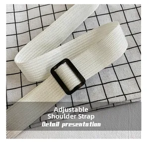 Primer plano de la correa ajustable de nailon beige con hebilla de plástico negra