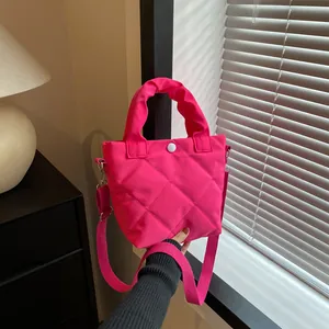 Detailansicht der fuchsiafarbenen gesteppten Nylon-Beuteltasche mit Rautenmuster