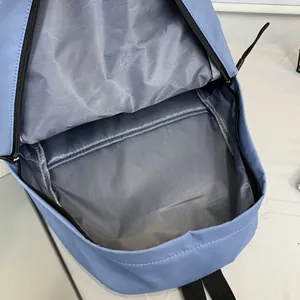 Zaino minimalista in nylon azzurro con ampio scomparto principale per il pendolare quotidiano
