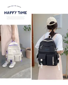 Détail de sacs à dos en toile multi-poches avec boucles et porte-bouteilles latéraux