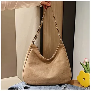 Detail van de camel hobo tas met matte finish en stijlvolle dikke hars kettingband