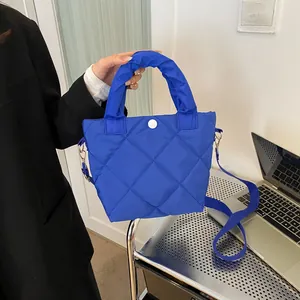 Königsblaue gesteppte Beuteltasche mit gerafftem Griff und weißem Knopf für Damen