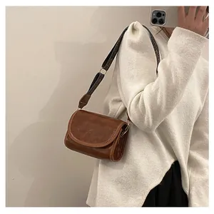 Sac bandoulière marron en similicuir avec surpiqûres et large bandoulière à motifs