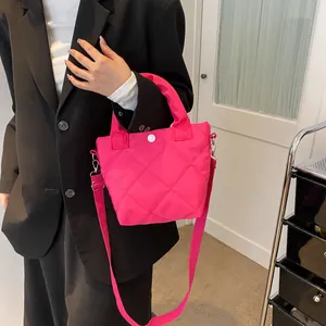 Trendige gesteppte Tragetasche in Pink mit Rautenmuster und verstellbarem Riemen