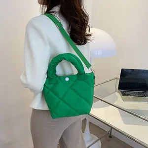 Leuchtend grüne gesteppte Beuteltasche mit Wattierung und verstellbarem Schultergurt