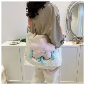 Dettaglio della borsa tote in tela con ciondolo a stella di peluche rosa 3D portata