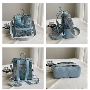 Détails du sac à dos vintage bleu à fleurs avec garniture en cuir et vues sous plusieurs angles