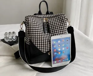 Groottevergelijking van houndstooth rugzak met een iPad toont de ruime binnenkant aan