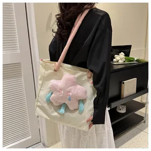 Borsa tote beige con peluche a stella rosa 3D e spalline rosa imbottite per il massimo comfort
