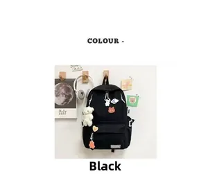 Dettaglio dello zaino scolastico nero in tela con ciondoli di orsetto di peluche