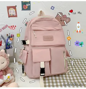 Détail du sac à dos en nylon rose à poches multiples avec bretelles blanches contrastées