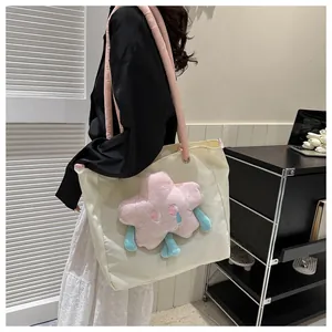 Dettaglio della borsa tote crema con spalline rosa e accessorio stella di peluche 3D