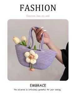 Detailansicht der lila Stricktasche mit 3D-Blumenapplikation und Kirschen-Anhängern