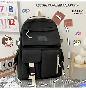 Détail d'un sac à dos noir en nylon à plusieurs poches avec fermetures éclair blanches