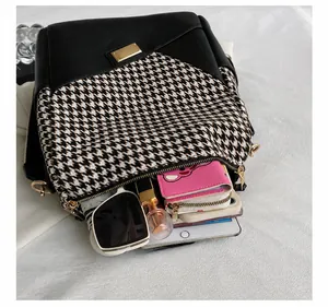 Detail van de houndstooth patchwork handtas binnenkant met ruimte voor dagelijkse items