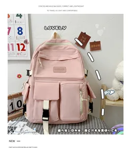 Vue détaillée du stockage multi-poches et du tissu en nylon durable du sac à dos rose