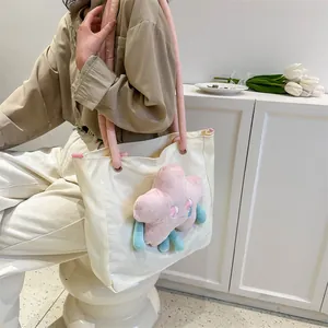 Borsa tote in tela con manici a corda rosa e ciondolo a stella in un interno minimal