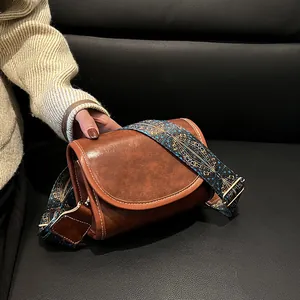 Sacoche besace vintage en cuir marron avec large bandoulière tissée de style ethnique