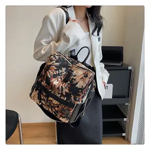Vue latérale d'un sac à dos vintage à fleurs porté par un mannequin dans un intérieur