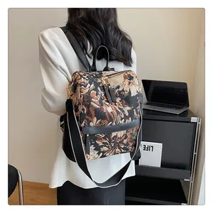 Détail de la texture jacquard florale et garniture en cuir noir sur un sac à dos rétro