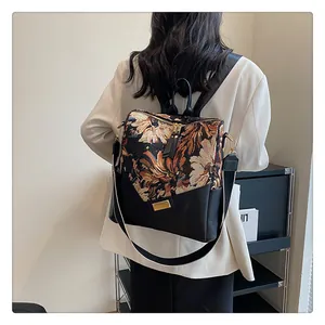 Detail van de bloemen jacquard rugzak op model met grote capaciteit en een retro textuur