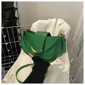 Detail der grünen Satteltasche aus Leder mit goldener Halbmond-Schnalle am Modell