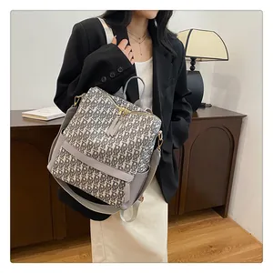Détail du sac à dos rétro monogramme gris montrant sa grande capacité de rangement