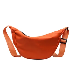 Bolso bandolera de nailon naranja en forma de media luna con correa ajustable y cremallera