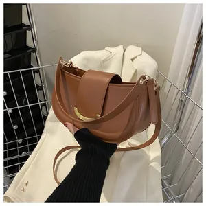 Nahaufnahme der Satteltasche in Karamell mit glattem Leder und goldener Schnalle