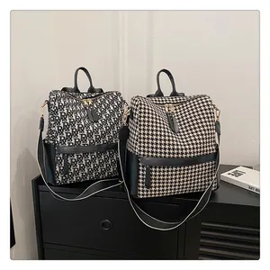 Détails de sacs à dos rétro avec motif pied-de-poule, imprimé lettres et finitions en cuir